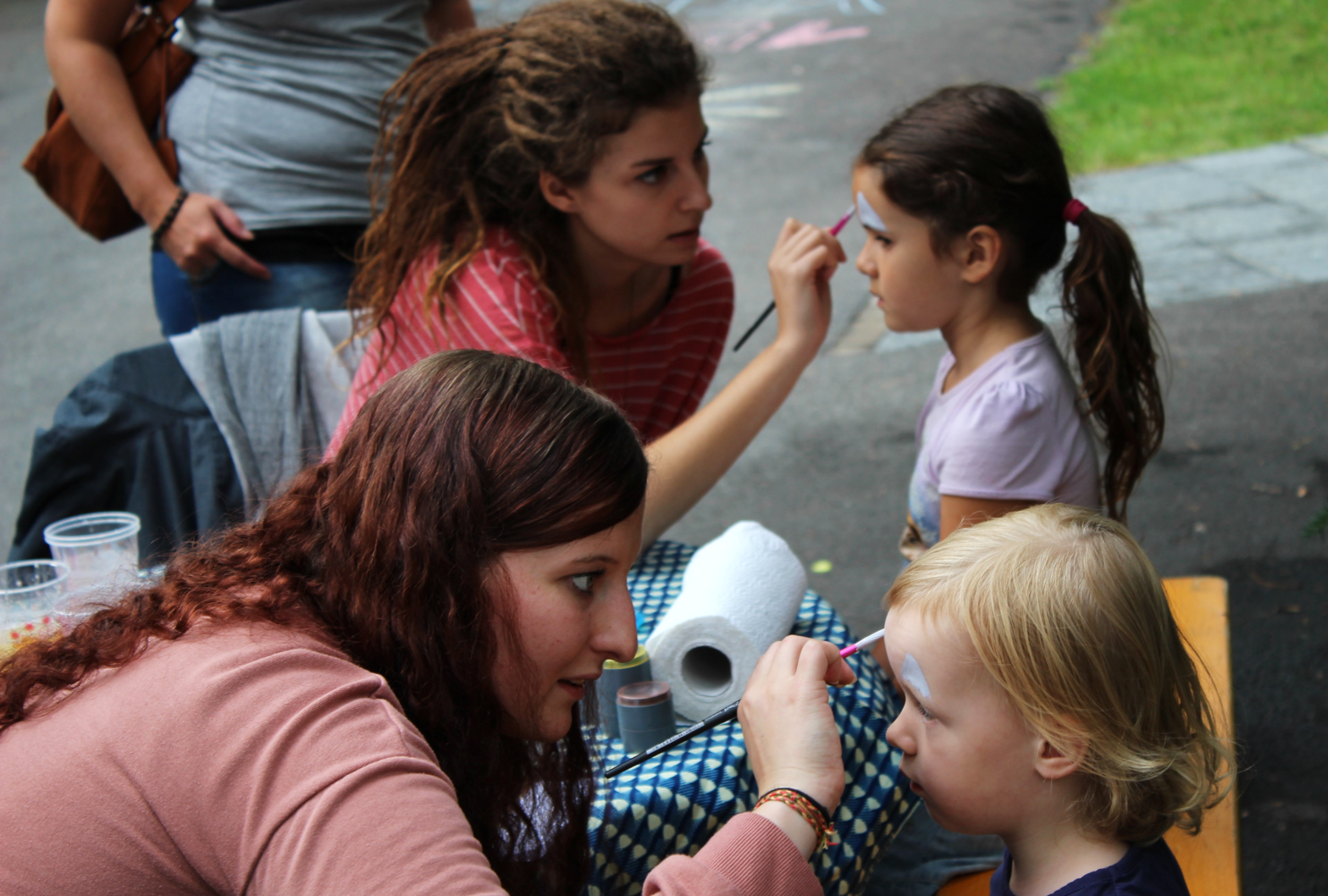 Zur grossen Freude der kleinen Gäste gab es auch Kinderschminken. Vielen Dank an die beiden Damen, die Kunstwerke auf die Gesichter malten.