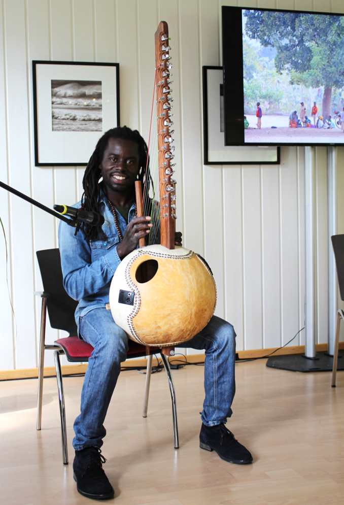 Der senegalesische Musiker Abdou Aziz Diop bewegte die zahlreichen BesucherInnen zum Tanzen.