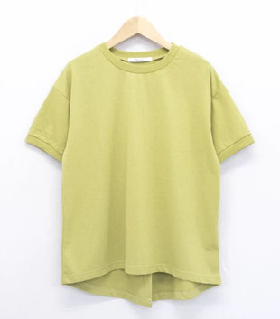 バックスリット入りのTシャツ  フォーユー価格　1880円(税込)  後ろの着丈が長めで、腰周りをすっぽりと被ってくれます   