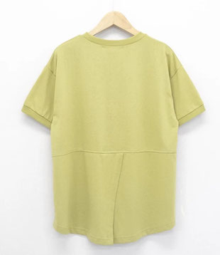 バックスリット入りのTシャツ  フォーユー価格　1880円(税込)  後ろの着丈が長めで、腰周りをすっぽりと被ってくれます   
