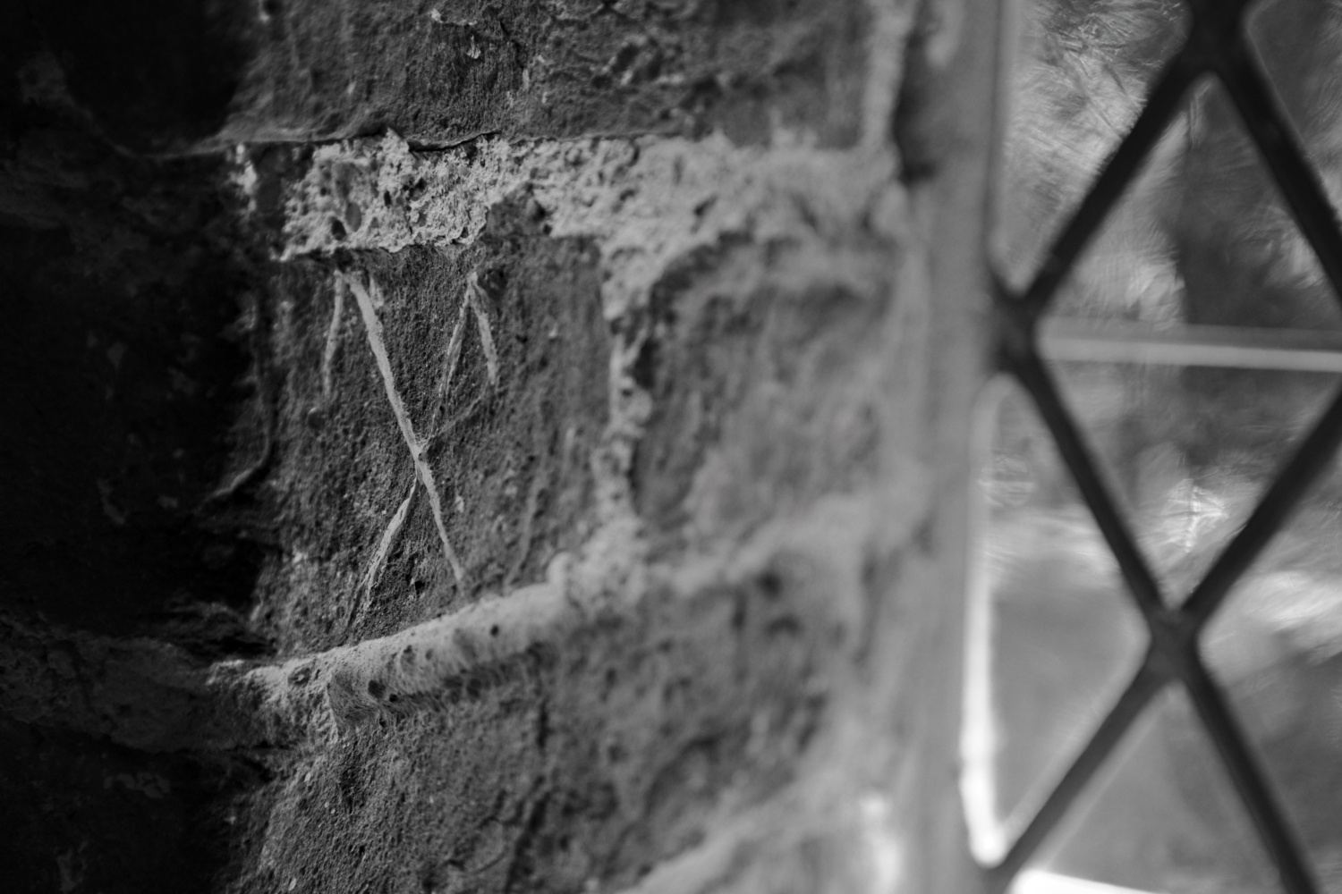 Hauszeichen in der ehemaligen Waffenkammer der Dorfkirche Altenkirchen, der heutigen Sakristei.