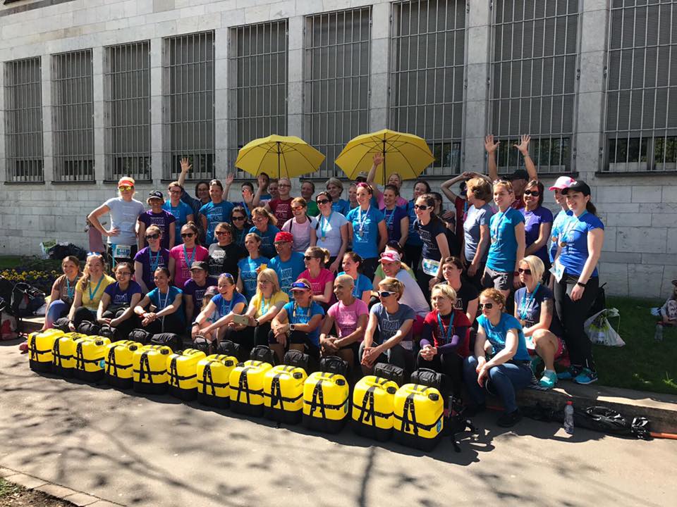 Gruppenfoto summits4hope mit Kanistern, Läuferinnen und HelferInnen