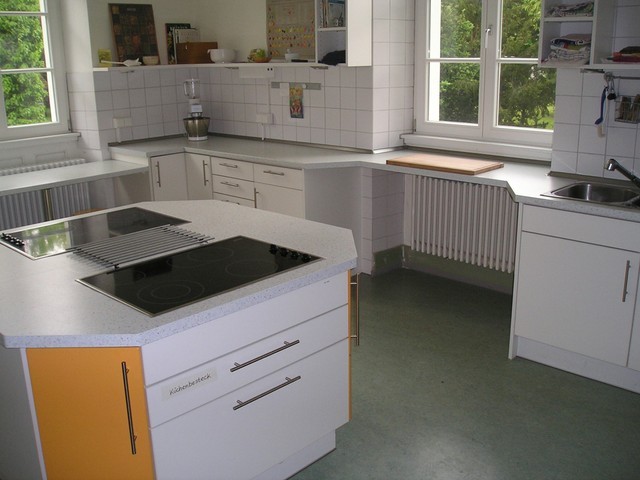 Schulküche weiß mit Kochinsel