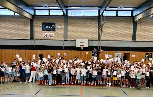Glückliche und stolze Schülerinnen und Schüler am Schuljahresende