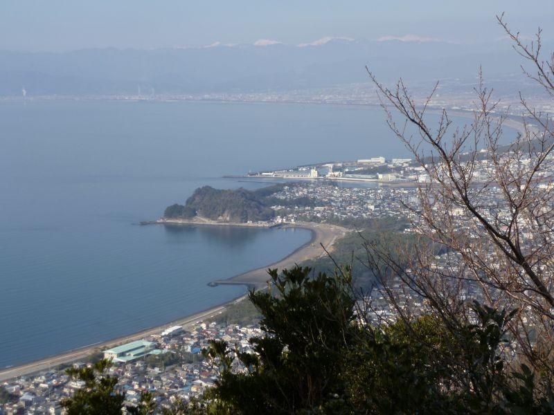 11：00　駿河湾の景色も見事でした。平重衡（清盛五男）切腹の場所を過ぎ