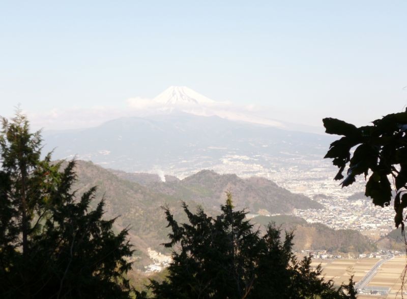 9：40　多比口峠　沼津市内の先には富士山が