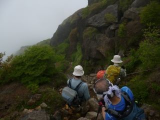 １３：１７　急な下山路を行く