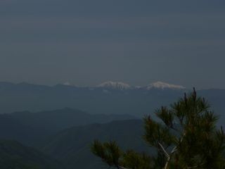 １０：５４　南アルプスもくっきりと（塩見岳）