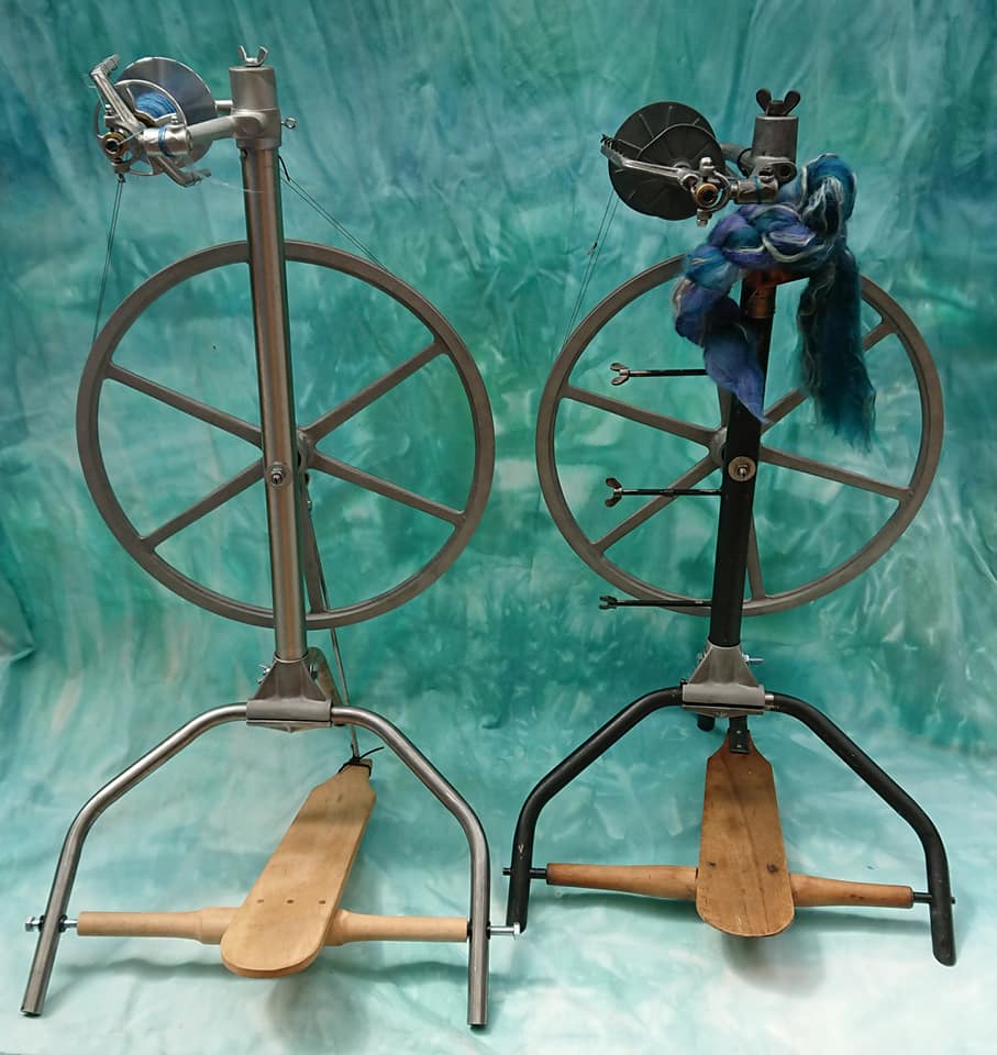 Links: Prototyp von Stahl&Wolle, Rechts: Breco-Reisespinnrad
