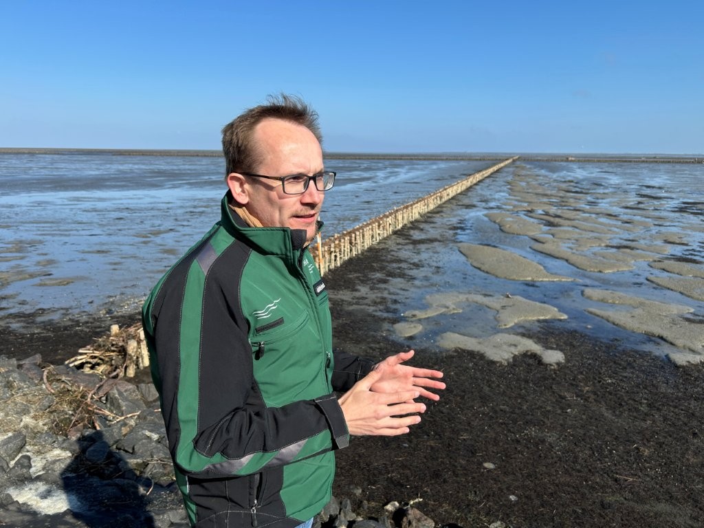 Jan Aufderdeck vom Landesbetrieb für Küstenschutz, Nationalpark und Meeresschutz Schleswig-Holstein erklärt, wie die Hallig vor Erosionen geschützt wird.