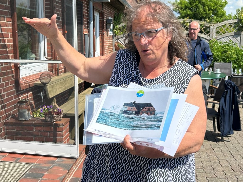 Ruth Hartwig-Kruse erzählt, dass die Hallig rund 40 Mal im Jahr überflutet wird.