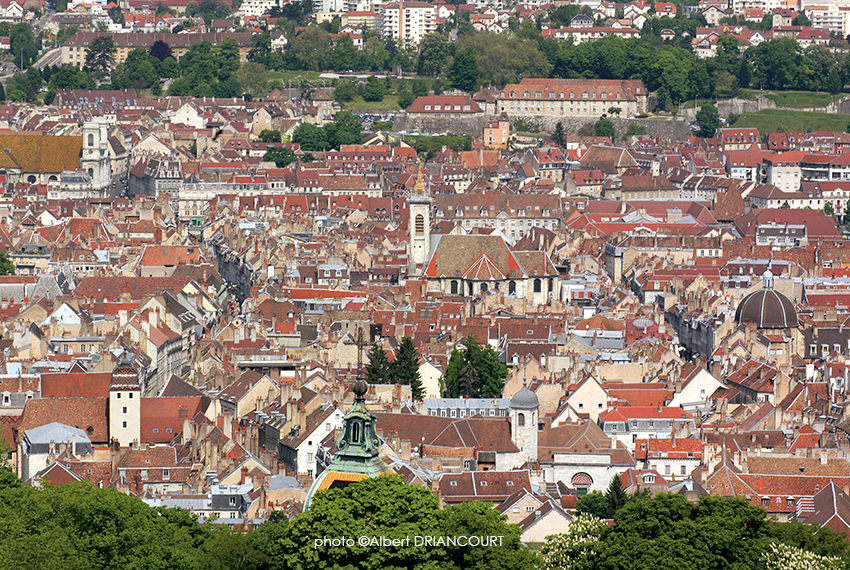 Le centre ville de Besançon, ses vieilles toitures et ses clochers