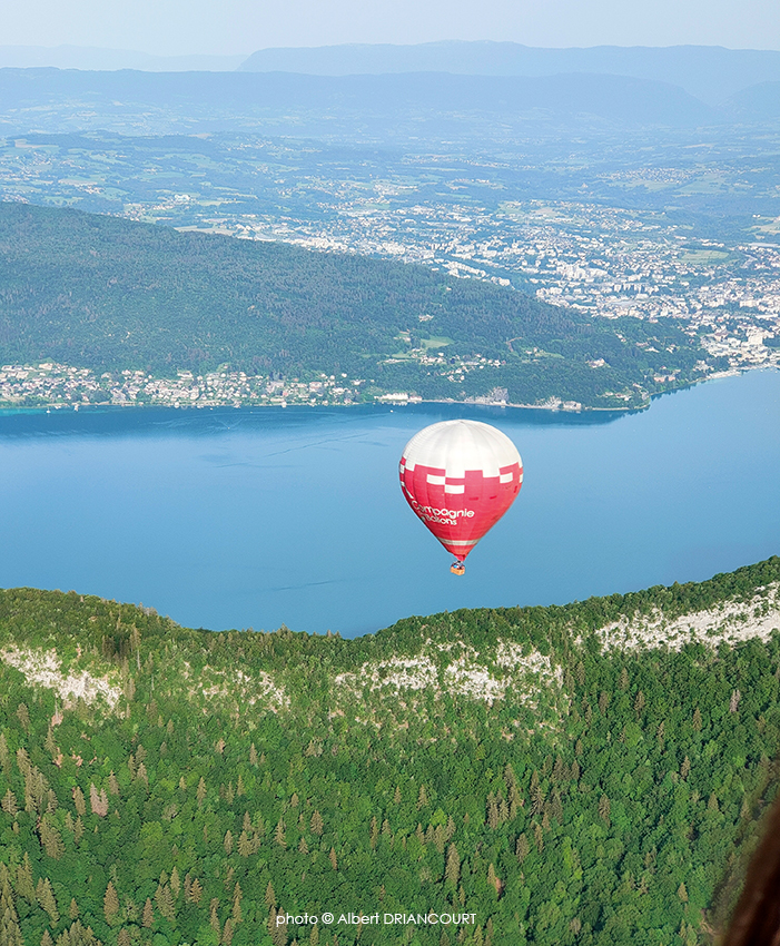 survol du lac d'Annecy en montgolfière pour en prendre plein les yeux