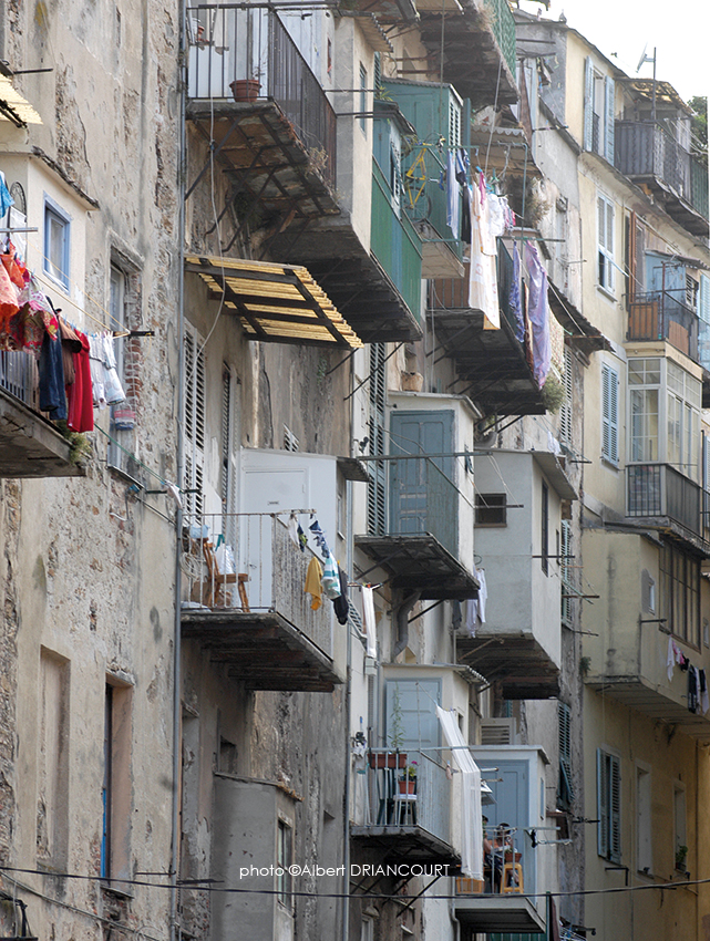 Même chose pour ce vieil immeuble de Bastia et ses toilettes aériennes.