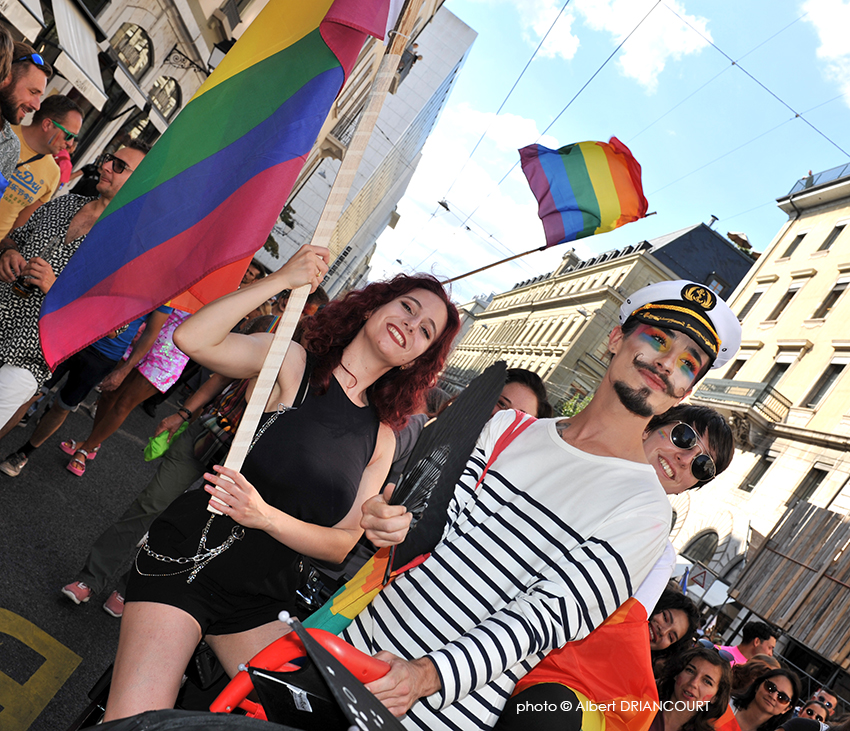 une composition comme je les aime, des drapeaux, de la couleur et des sourires, what else ?