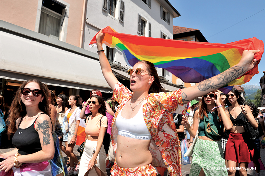 Annecy Pride, marche des fiertés, entre soleil et arcs en ciel