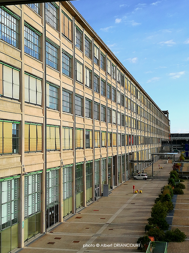 l'ancienne usine Fiat de Turin avec ses façades d'origine...