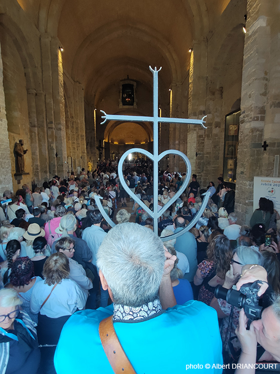 Grosse foule sur le parvis de l'église des Saintes Maries et l'église est blindée...