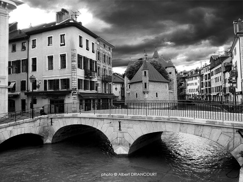 la vieille ville d'Annecy désertée pendant le confinement