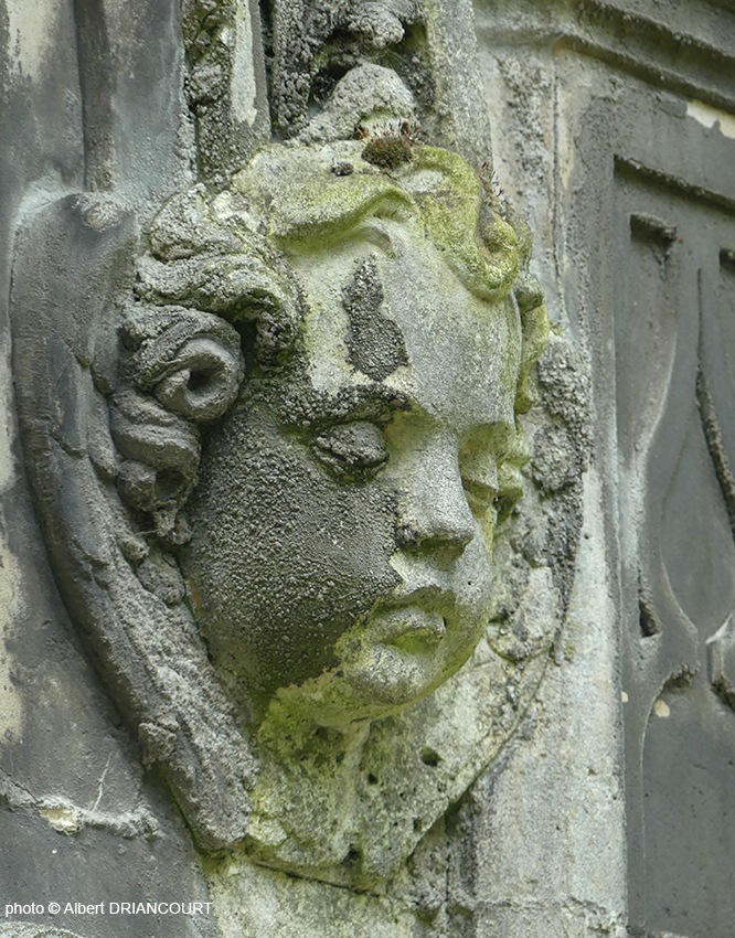 le temps agit sur les statues