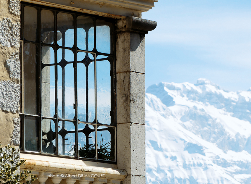 Détail architectural d'une ancienne maison près du Château d'Annecy que je voulais associer à la Tournette enneigée.