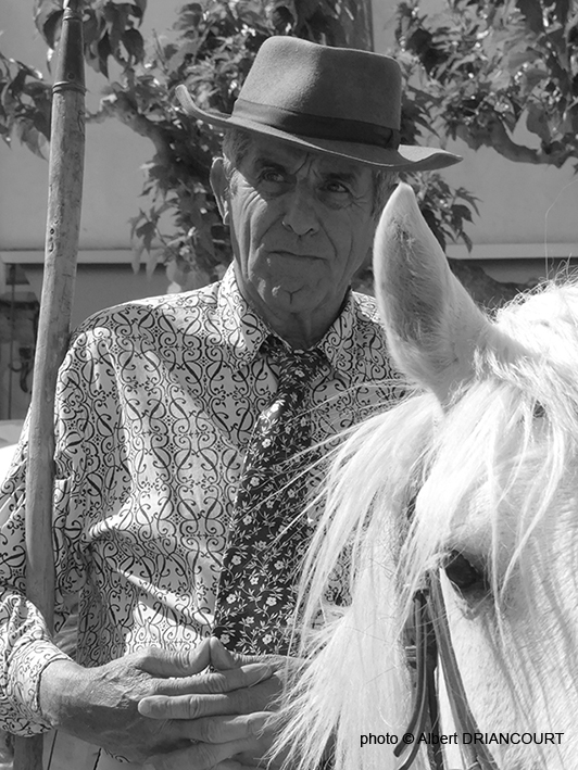 quelques portraits en noir et blanc pour gommer le côté folklorique des chemises colorées