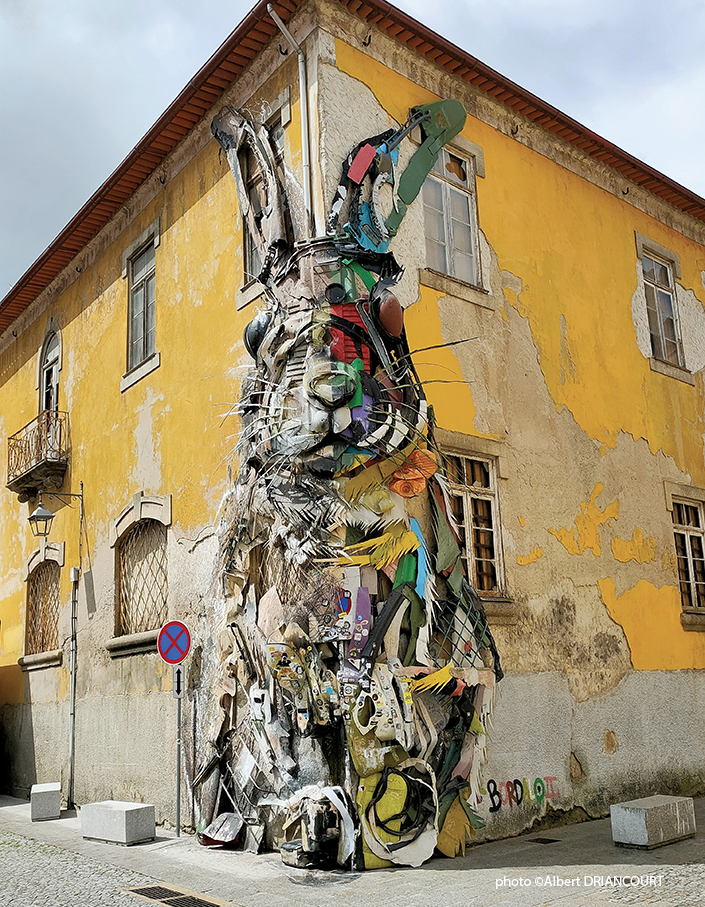 Le fameux "half rabbit" de l'artiste Bordalo II sur un mur de Porto