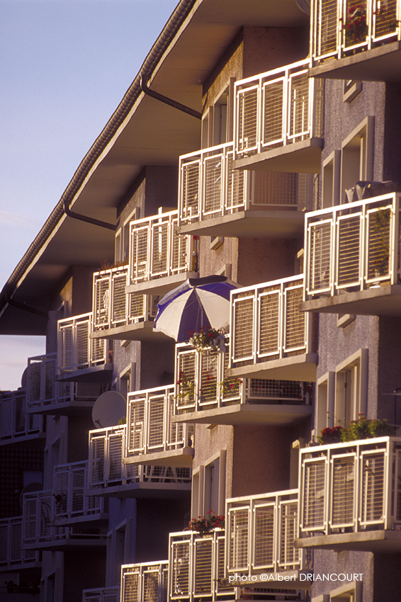 perspective écrasée et géométrie des balcons avec ce parasol qui vient habiller l'image