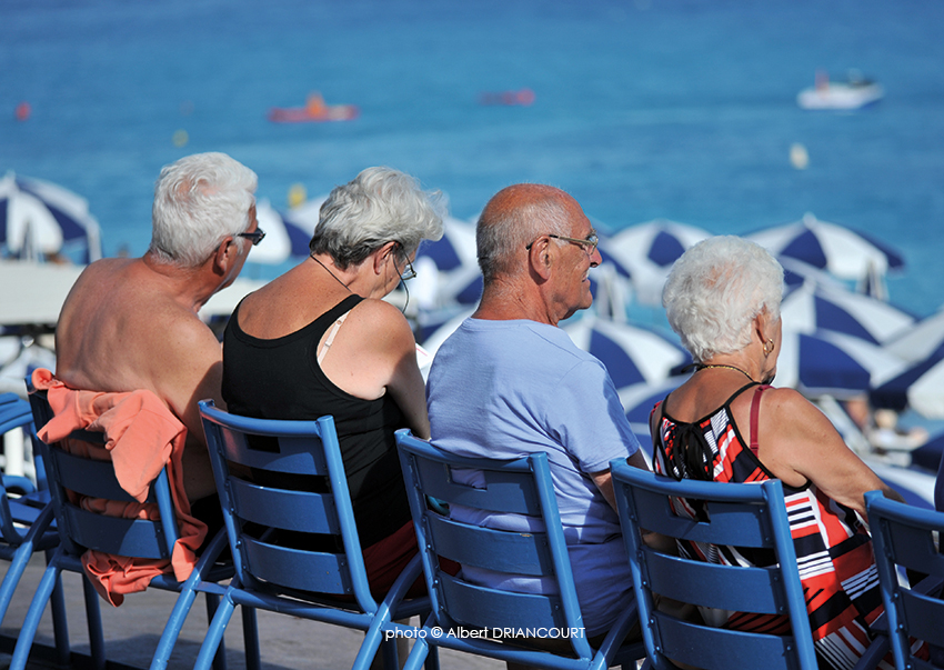 Chaises bleues et cheveux blancs, Nice