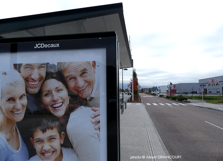 Les seuls sourires sont sur les affiches