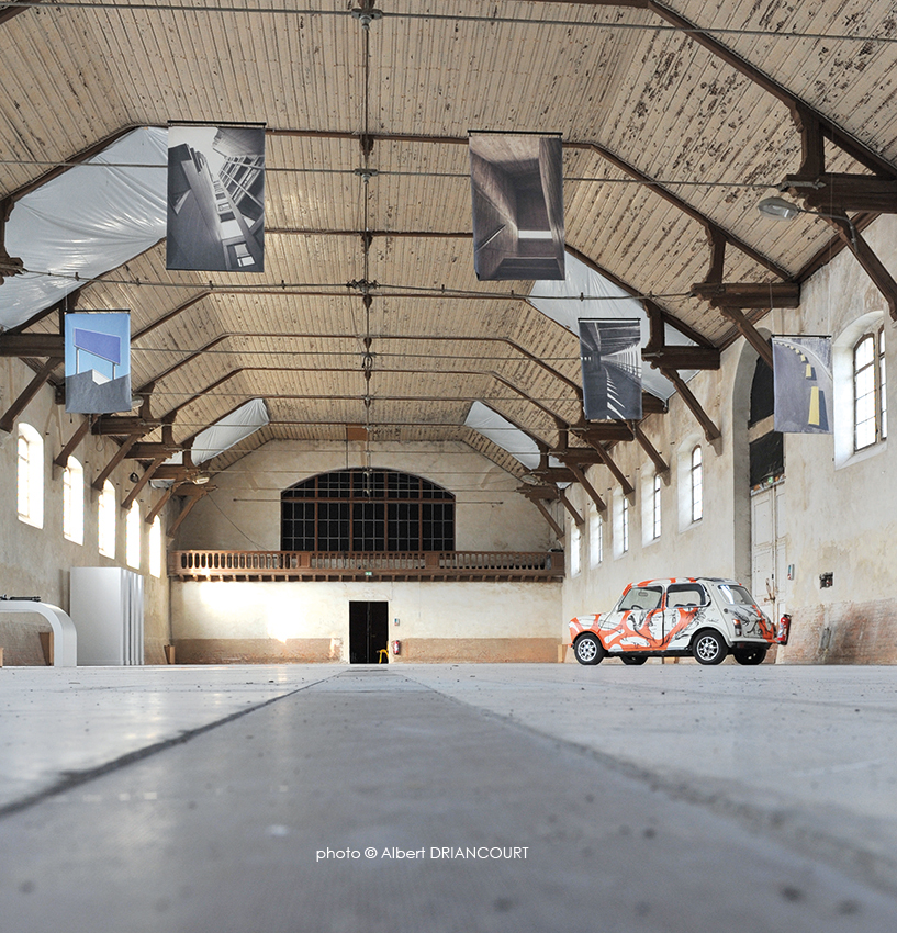 l'ancien manège avec ses volumes immenses,