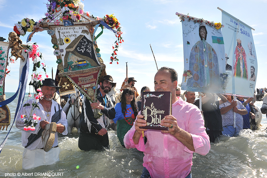 ...sous les cris de "vive Sainte Sara !"