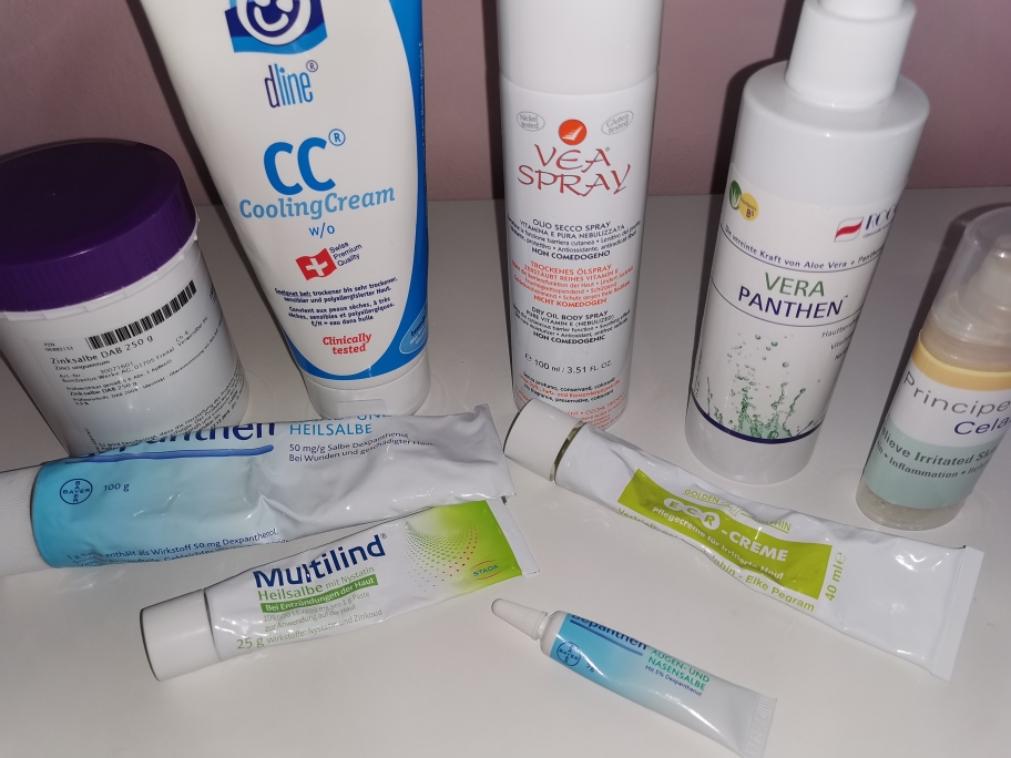 Zinksalbe aus der Apotheke, Cooling Creme und Bepanthen kommen fast täglich zum Einsatz. Zur Linderung des Juckreizes benutzen wir verschiedene Salben.