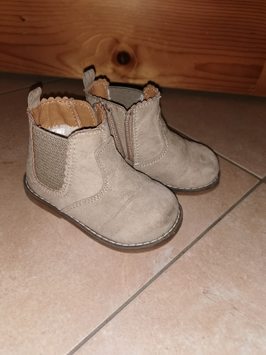 Auch Schuhe aus "H&m" werden getragen.