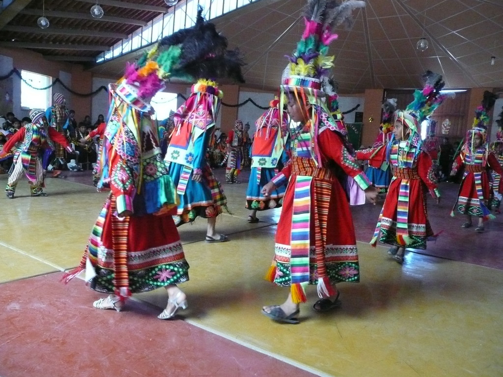 Traditionelle Tanzauffuehrung in der Kirche