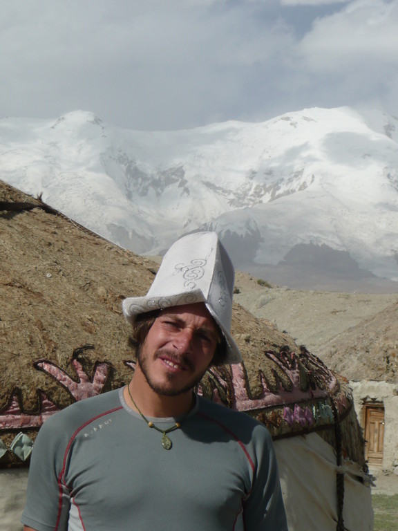 Stefan der Kirgise mit Yurte und den 7000er im Hintergrund