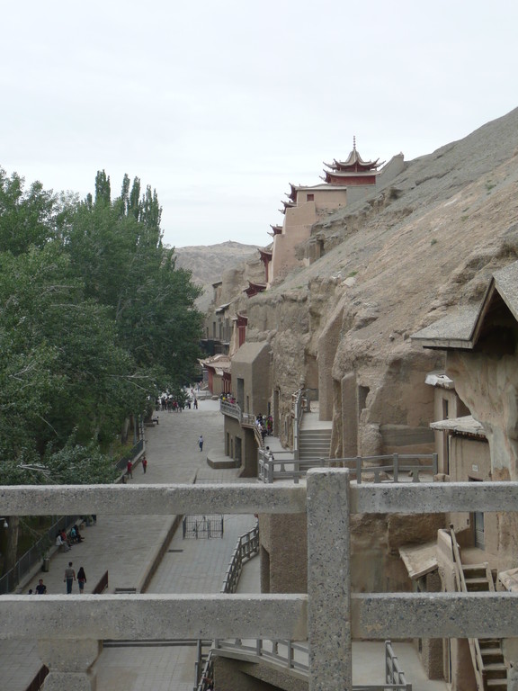 Dunhuang - Mogao Grotten, ein Huegel wie ein Schweizer Kaese