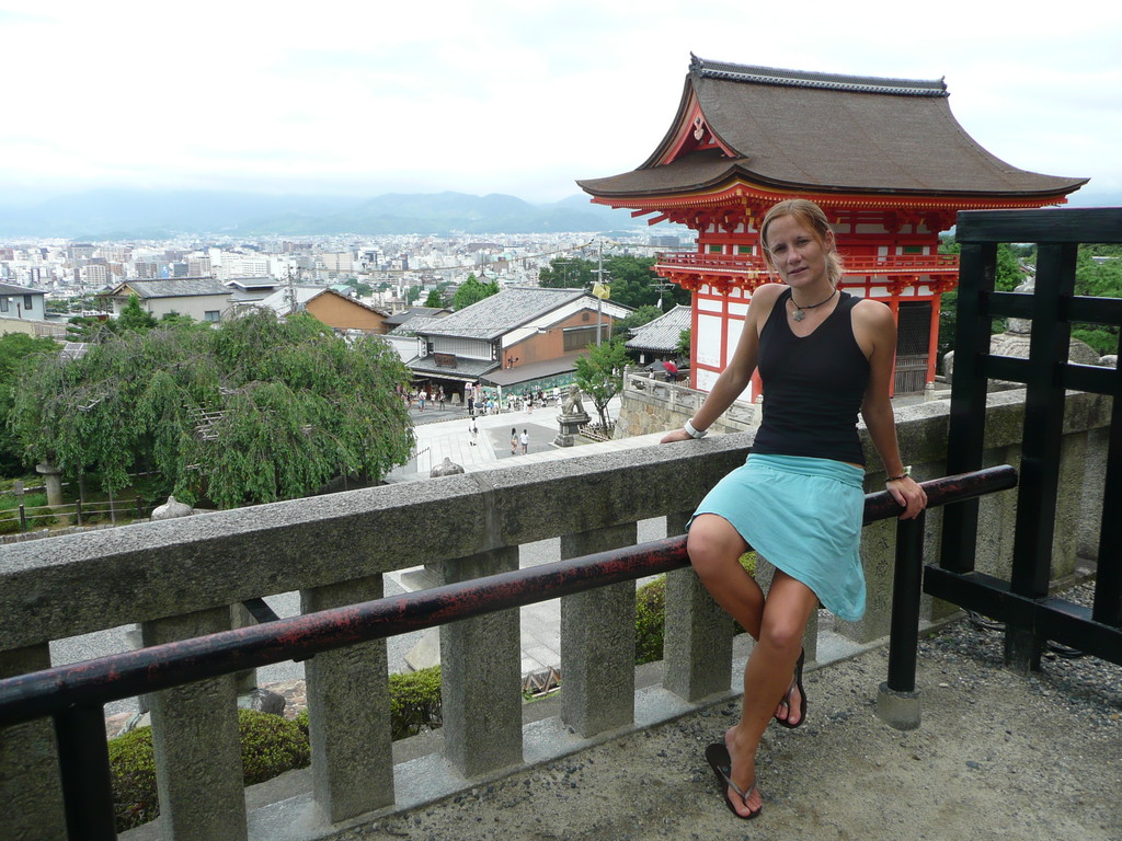 Kiyomizu-dera Tempel und Sandra trohnen ueber Kyoto