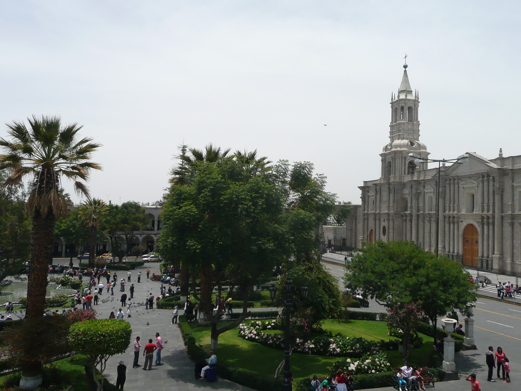 Arequipa - Plaza de Armas, wo Pflanzen und Gebauede (in die Hoehe) schiessen