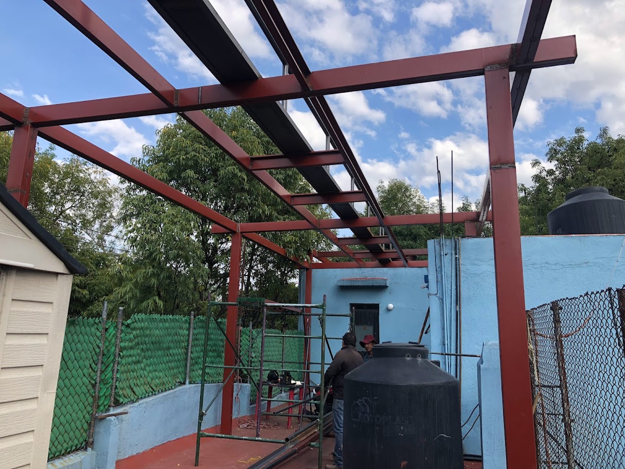 Construcción de Estructura en Campo para Paneles Solares Uso Comercial