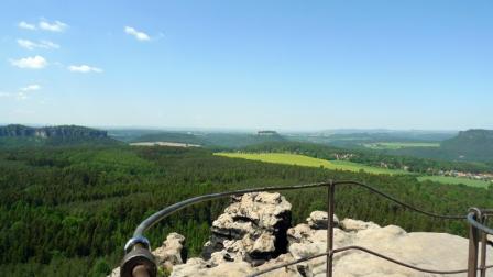 Blick vom Gohrisch an der Wetterfahne ins Umland