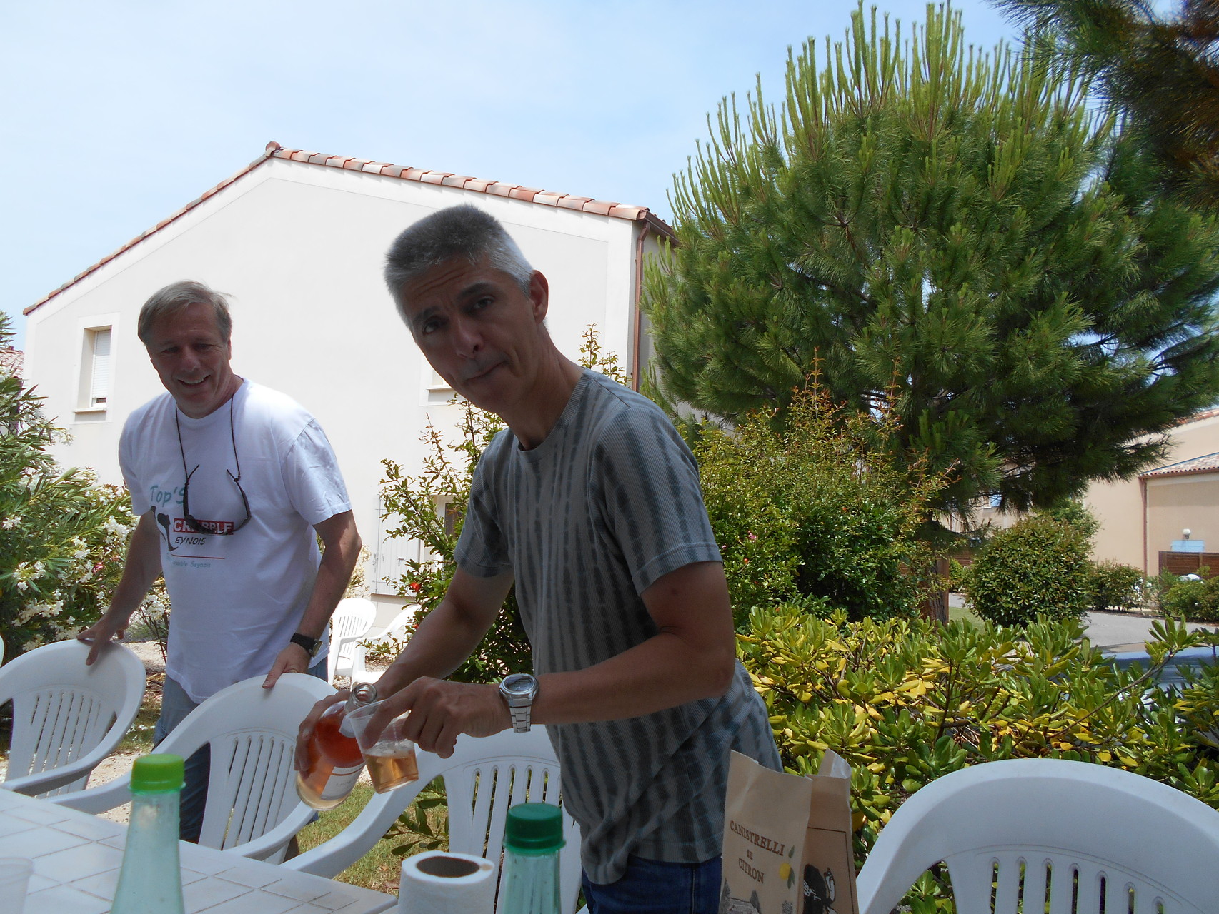 Il n'y a pas loin de la coupe aux lèvres : la dernière photo le prouvera...
