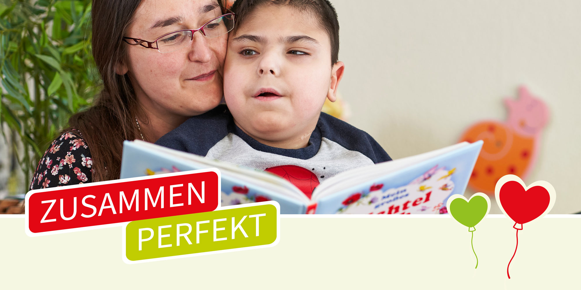 Die Bezugsperson liest Alexeij ein Buch vor
