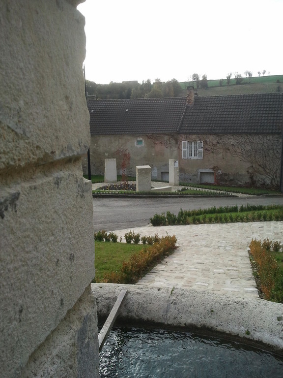 Mur de mémoire vivante de Baulne en Brie, vu de la fontaine (2011)