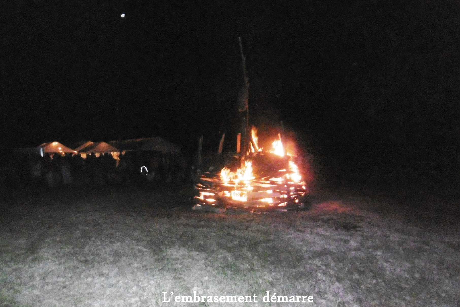 La nuit tombe, c’est le moment pour le feu et l’embrasement.