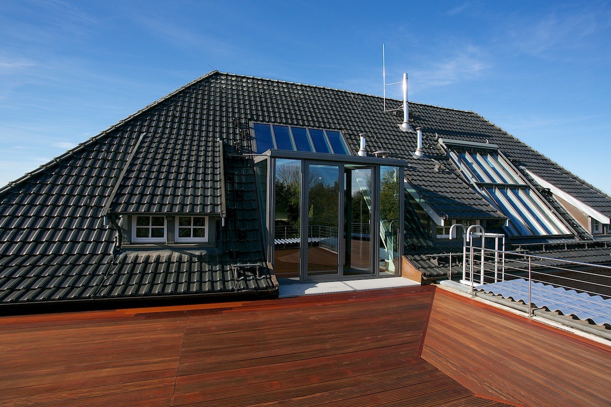 Dachterrasse mit Blick zum Penthouse