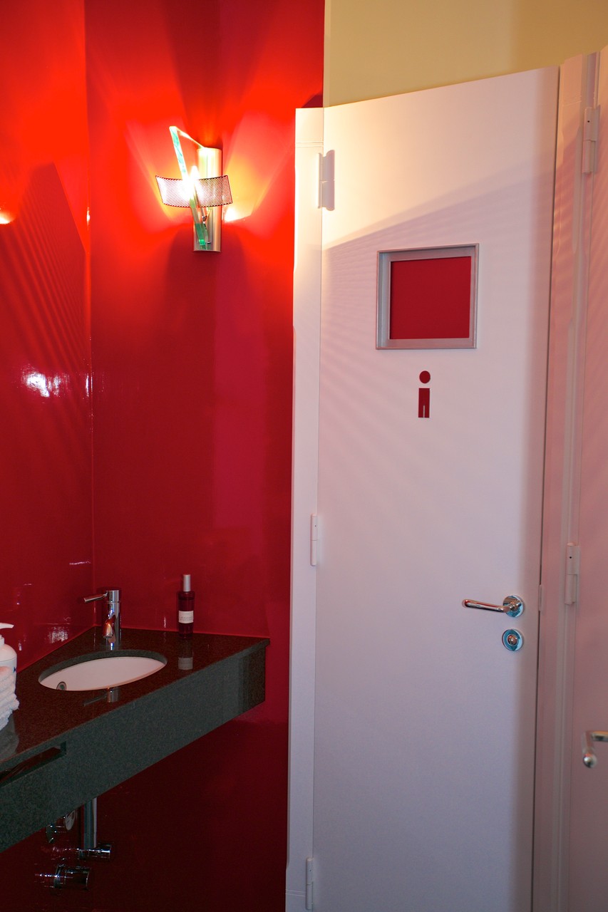 WC Anlage mit Designer Wandleuchten ...