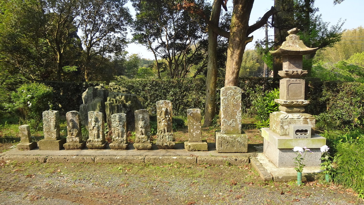 宝篋印塔（ほうきょういんとう）と石仏群