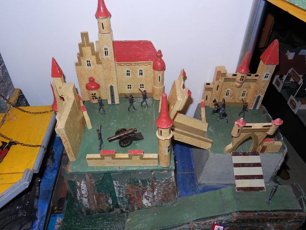 Elastolin Burg mit Zinnsoldaten