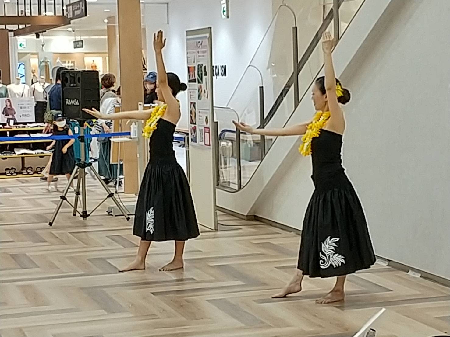 娘とはじめての共演。インタビューで「お母さんは家では笑いの神です」と言っていたのに吹き出しそうになりました。